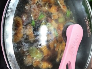 10、啤酒五花肉,盖上盖子炖四十五分钟