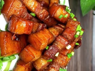 12、啤酒五花肉,啤酒五花肉，入味又软烂