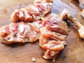 1、照烧鸡腿,鸡腿提前从冰箱冷冻室里拿出来,在冷藏室自然解冻后待用。准备一把厨房剪,剔出鸡骨头,这是只做给最爱的人吃的菜,吃起来很省事。