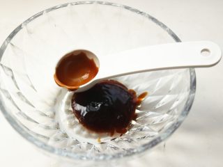 3、照烧鸡腿,调配照烧汁,加一勺勺蚝油。