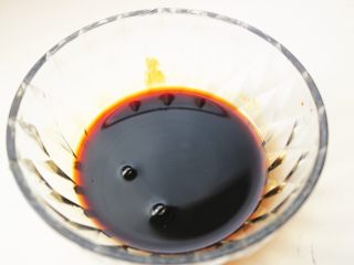 7、照烧鸡腿,再加适量水,调匀待用。