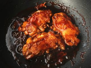 14、照烧鸡腿,慢慢的汤汁会变粘稠,期间不定时翻面,使鸡肉全部裹上汤汁并入味。
