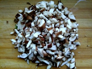 3、香菇猪肉炸酱面,把香菇切成小丁