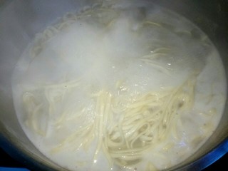 6、香菇猪肉炸酱面,煮锅放入适量清水，烧开后下入面条，煮三四分钟