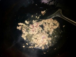 7、香菇猪肉炸酱面,煮面条时，炒锅放入适量植物油，油热，放入肉沫翻炒至变白