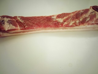 1、雪菜扣肉,肥瘦均匀新鲜五花肉切成方块。