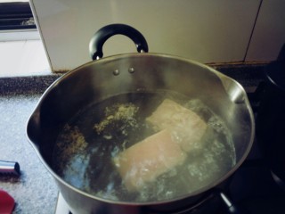 2、雪菜扣肉,烧开水煮到7成熟捞出。