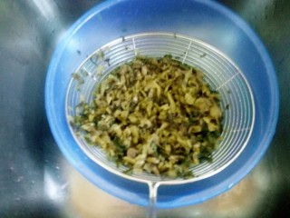 8、雪菜扣肉,捞出控水。