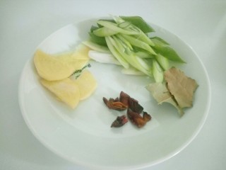9、雪菜扣肉,调料准备好。