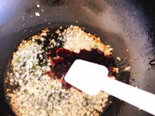 9、蚝油蒜蓉山药,加入2勺糖、少许盐。（蚝油会咸，盐加少许即可）