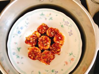 12、蚝油蒜蓉山药,放入高压锅，盖上盖子，隔水蒸12分钟。