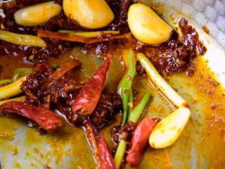 3、大冷天,来一份自制麻辣烫吧,做法原来这么简单!,倒入豆瓣酱炒出红油，再下干辣椒炒香