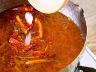 4、大冷天,来一份自制麻辣烫吧,做法原来这么简单!,倒入开水，下冰糖煮开