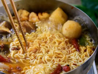 5、大冷天,来一份自制麻辣烫吧,做法原来这么简单!,再将藕片、土豆片倒入锅中