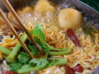 6、大冷天,来一份自制麻辣烫吧,做法原来这么简单!,断生后倒入香菇、油豆腐、花蛤、面饼