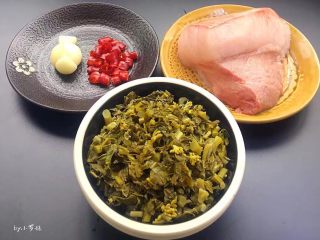7、酸菜炒肉末～附上酸菜制作方法！,准备腌制好的酸菜1碗（大概200克），猪肉200克，（要肥瘦都有的，猪肉肥油渗入酸菜吃更好吃），蒜瓣两个，干辣椒段适量。