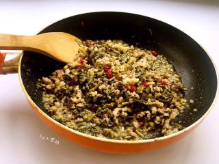 11、酸菜炒肉末～附上酸菜制作方法！,酸菜倒入锅中，翻炒片刻。