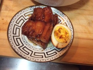 23、江湖中失传已久的红烧肉,另装一个小盆超好看，闪闪发光的。