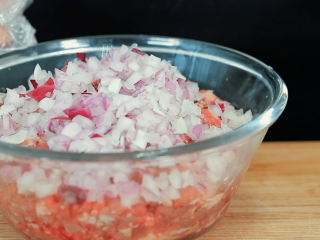 2、牛肉汉堡,把洋葱洗好切碎，倒进牛肉泥里。