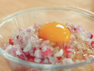 3、牛肉汉堡,打一个鸡蛋进去，撒上一勺盐。