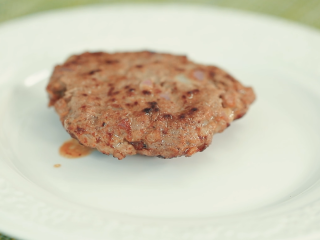 6、牛肉汉堡,炸好的肉饼捞出放入盘中