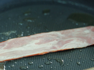 7、牛肉汉堡,正好用锅里的油煎培根