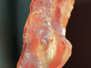 8、牛肉汉堡,培根煎到两面微微金黄，表皮有些微卷就可以啦。