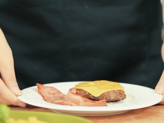 11、牛肉汉堡,端出，一定要注意有些烫