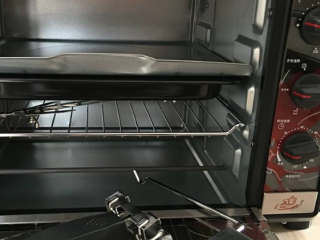 10、牛肉汉堡,放入烤箱中温度拧到180度，时间两分钟。