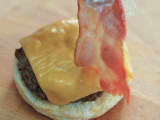 13、牛肉汉堡,把培根，肉饼都放在一个汉堡胚上。芝士也放上。