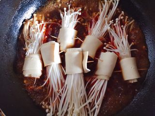 11、豆皮金针菇,放入卷好的豆皮金针菇煮熟