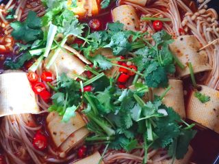 12、豆皮金针菇,再撒上香葱和辣椒圈即可