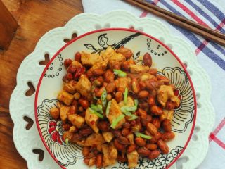 8、宫保鸡丁,香喷喷的宫保鸡丁就做好了。