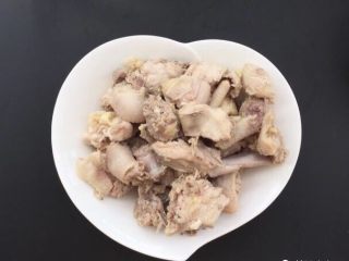 3、土豆焖鸡肉,锅中水烧开鸡肉下锅煮3-5分钟，去除浮沫