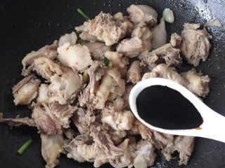 7、土豆焖鸡肉,老抽大半汤匙