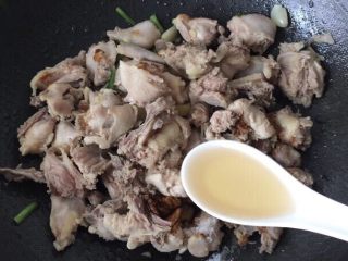 8、土豆焖鸡肉,料酒大半汤匙