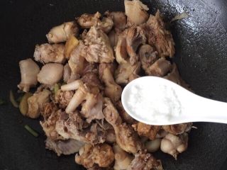 9、土豆焖鸡肉,白糖半汤匙（提鲜作用）