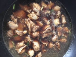 10、土豆焖鸡肉,翻炒均匀加热水没过鸡块，大火烧开小火焖30分钟（建议热水煮，鸡肉更嫩）