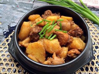 13、土豆焖鸡肉,成品：特别香喷喷的土豆焖鸡肉就完成啦，味道特别鲜美，汤汁泡饭特好吃，口感灰常好！
