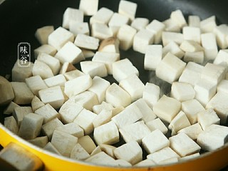 5、宫保杏鲍菇,锅内放油，倒入杏鲍菇翻炒至稍微干水。