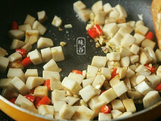 8、宫保杏鲍菇,倒入杏鲍菇翻炒。