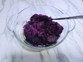 4、回甘清甜的苦瓜酿紫薯,蒸熟的紫薯用勺子碾成紫薯泥，且无颗粒状。