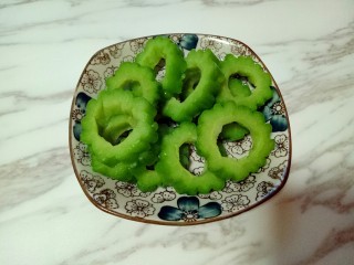 11、回甘清甜的苦瓜酿紫薯,再捞出淋干水份。