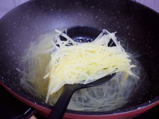 4、鸟巢土豆,捞出控水后放入容器中