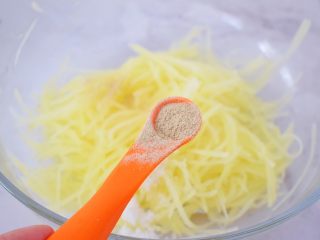 6、鸟巢土豆,加入胡椒粉