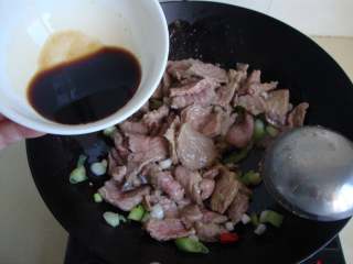 9、青蒜炒牛肉,倒入调好的碗汁