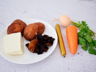 1、什锦酸辣汤,准备好材料