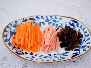 3、什锦酸辣汤,胡萝卜切丝，火腿肠切丝，木耳洗净切丝