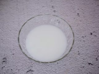 7、什锦酸辣汤,2茶匙淀粉加入小半碗水调成水淀粉备用