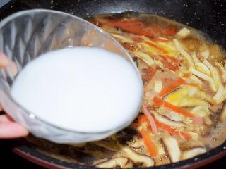 12、什锦酸辣汤,再倒入水淀粉